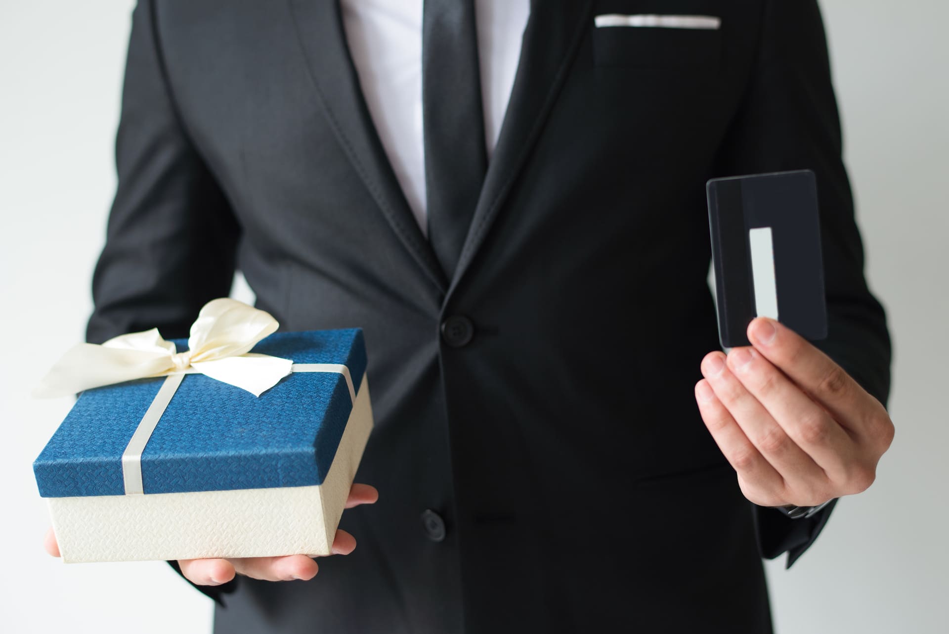 close-up-businessman-buying-christmas-gift-using-credit-card (2)