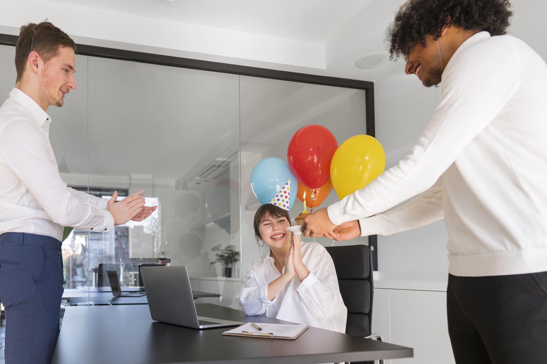 medium-shot-happy-people-with-balloons (1)