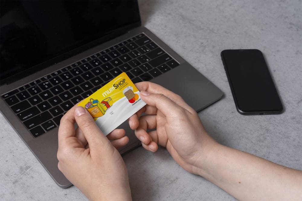 View of person using credit card mock-up design (1)